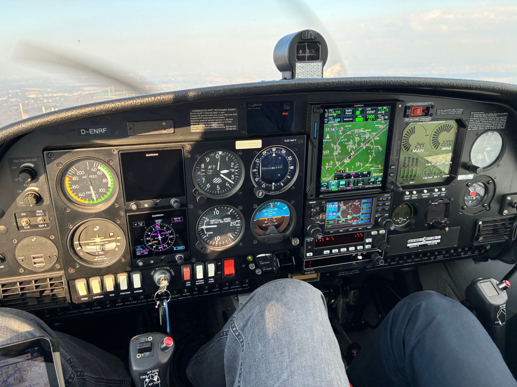 Cockpit der DA40 im Reiseflug mit Garmin GTN 750Xi, GNS 430 und G5-Instrumenten