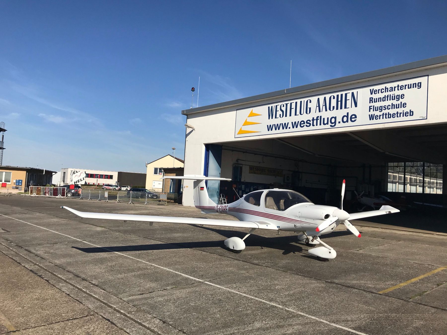 Diamond DA40 Diamond Star vor dem Hangar
