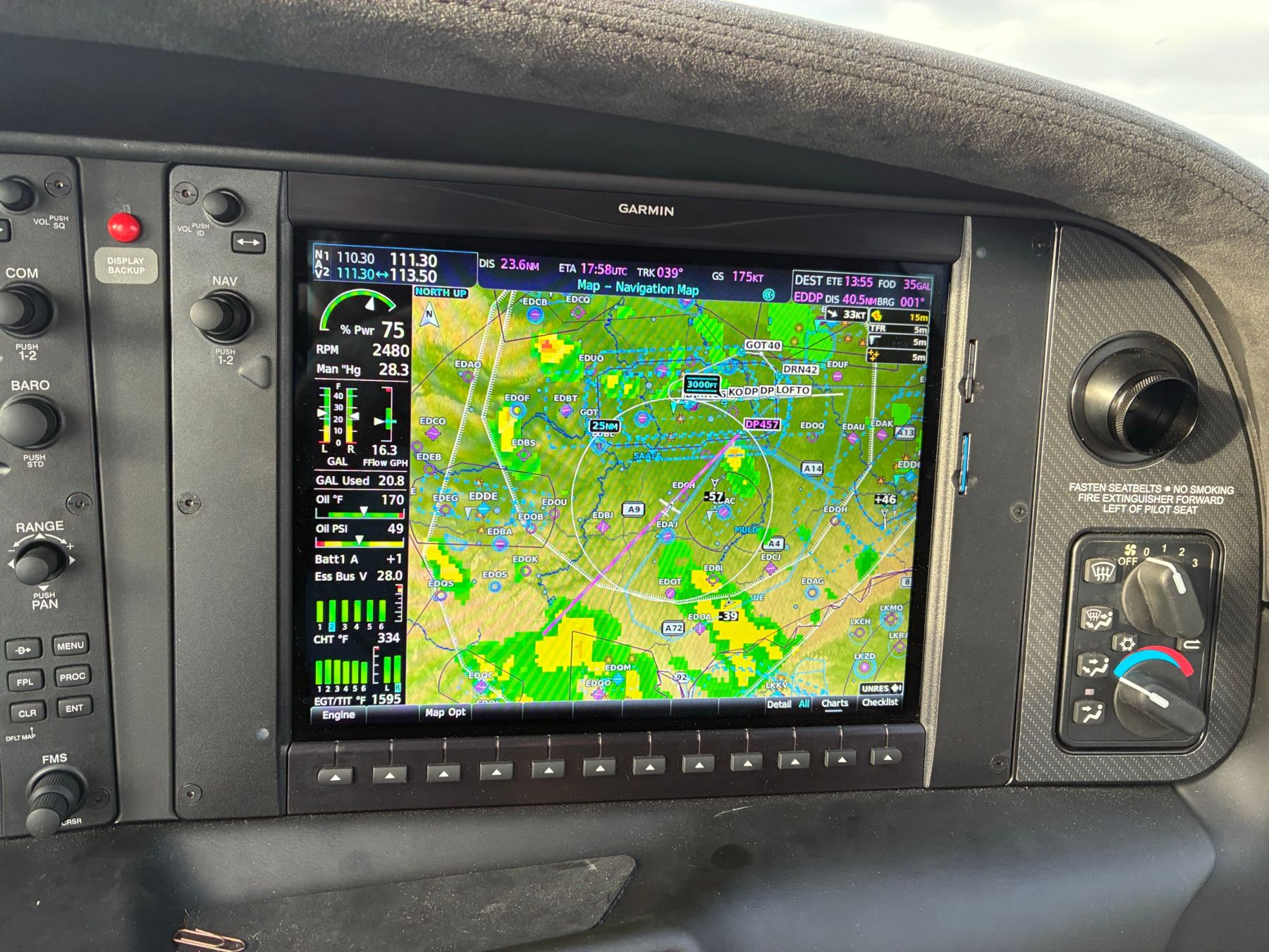 Multifunktionsdisplay mit Navigationskarte und Satellitenwetter