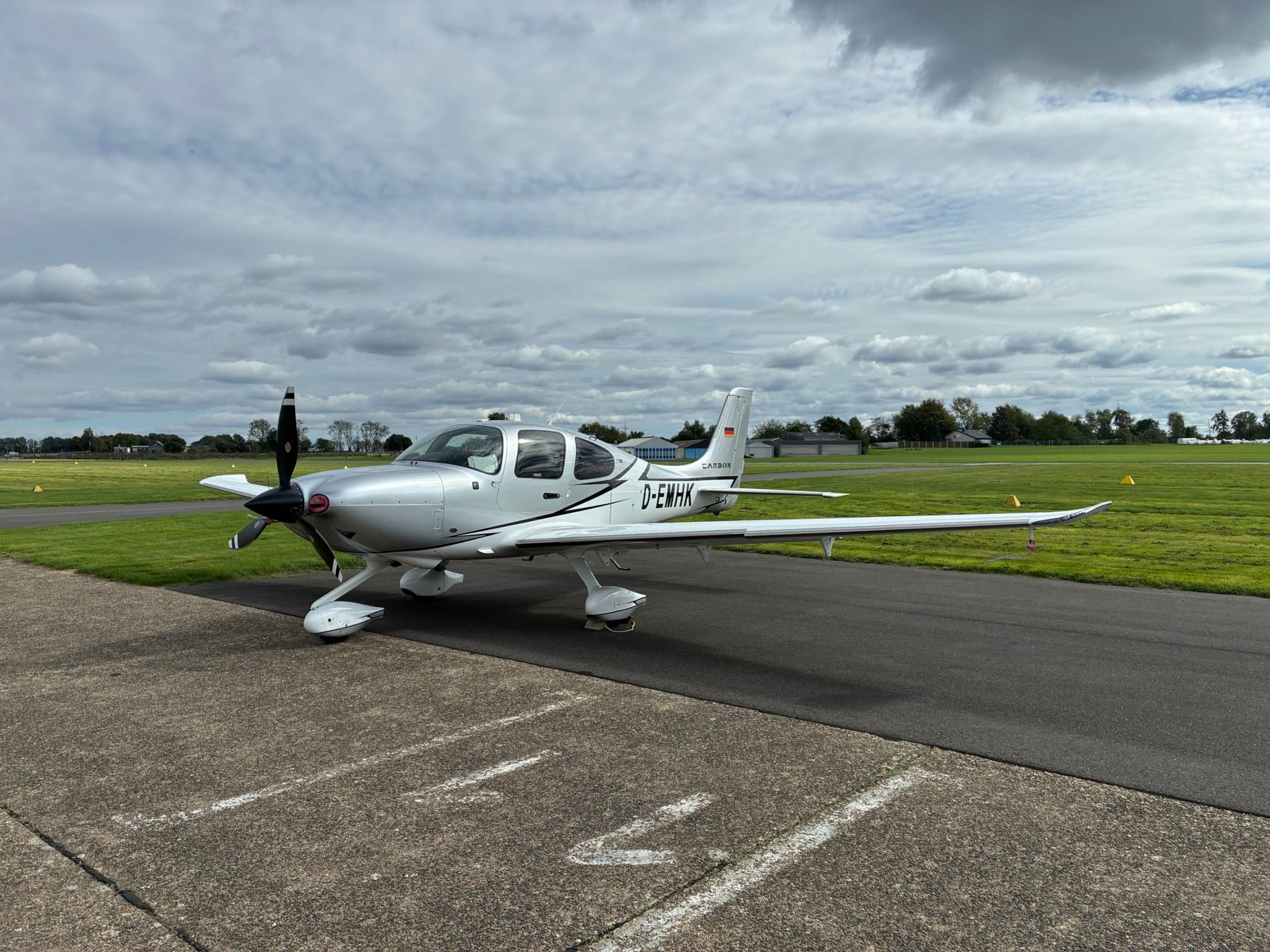 Cirrus SR22T mit Kennzeichen D-EMHK auf dem Vorfeld